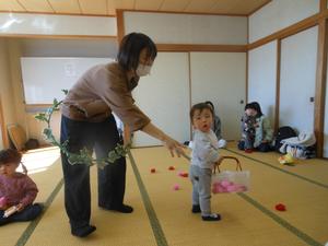 ゲームでひたすらお花を摘む男の子の様子