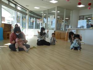 読み聞かせ前の「はじまるよはじまるよ」の手遊びの様子