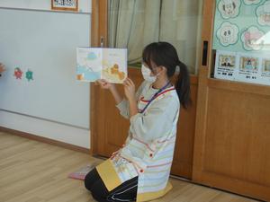 保育所の先生による読み聞かせの様子