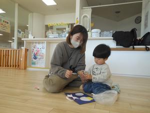 工作でシールをはがしている親子の様子