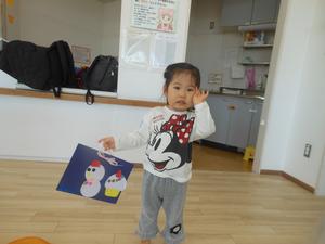完成した作品を見せ、ポーズをとる女の子の写真