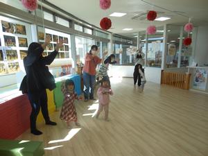 「アンパンマン体操」を踊っている様子
