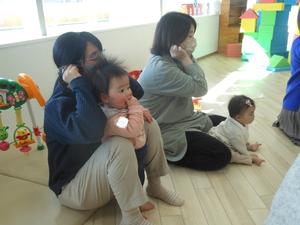 絵本を見ながら耳をマッサージするままの様子