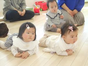 読み聞かせを見ている赤ちゃん達の写真