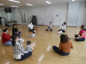 首のストレッチをしている様子