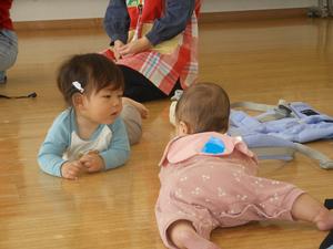 赤ちゃん同士見つめ合っている様子