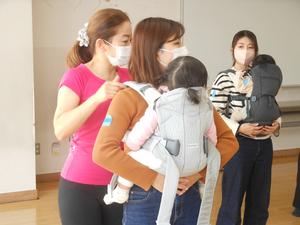 講師の先生による、抱っこ紐の付け方の指導の様子