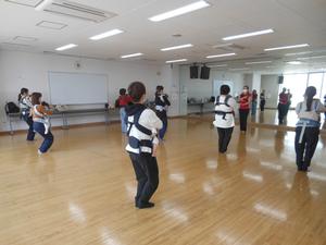 赤ちゃんを抱っこしながらダンスをしている様子