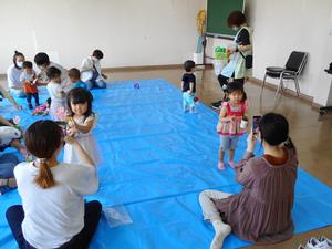 出来上がったカーネーションを見せてくれている様子