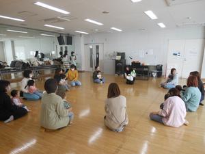 講師の先生と参加者親子がお歌に合わせてご挨拶している様子