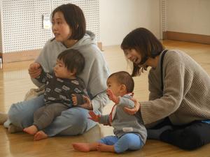 二組の親子が音楽に合わせて体を揺らしている様子