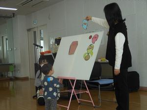 講師の先生による「くいしんぼうおばけ」のパネルシアターの様子