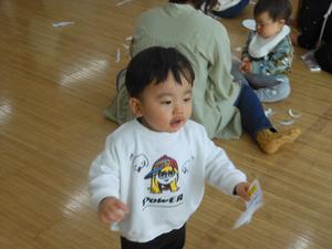 お部屋を元気いっぱい走る男の子の写真