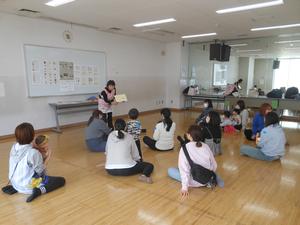 講師の先生による読み聞かせの実演の様子