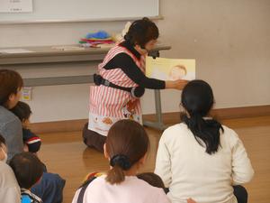絵本「でておいで」の読み聞かせの様子