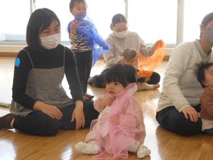 シフォンスカーフで遊ぶ親子の様子
