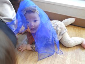 シフォンスカーフをかぶっている赤ちゃんの写真