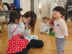 親子で手遊びを楽しむ様子