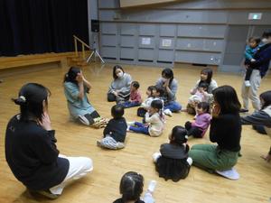 アレンジした「げんこつやまのたぬきさん」の手遊びをしている様子