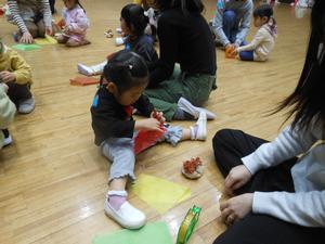紙とお花紙でハンバーガーを作っている女の子の様子
