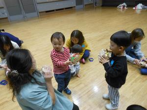完成したハンバーガーを先生に見せている男の子達の様子