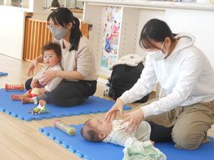 「フランスパン」のふれあい遊びをしている2組の親子
