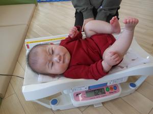 体重測定をしている女の子の写真