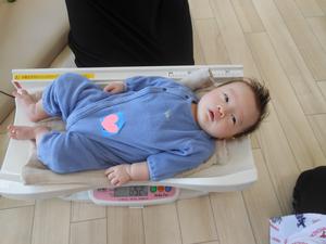 体重測定をしている男の子の写真