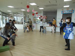 体操「エビカニクス」を踊っている様子