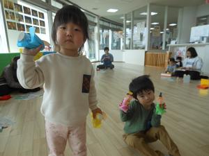 完成したひな人形を見せてくれた女の子と男の子の写真