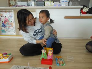 完成したひな人形を飾ってくれた親子の写真