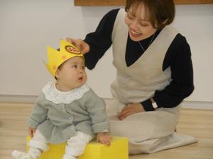 お誕生児1人目の紹介で、ママがお子さんを笑顔で見つめるの様子