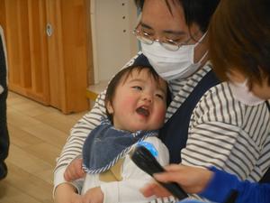 2人目のお友だちがママの膝の上で嬉しそうに口を開けて笑っている写真