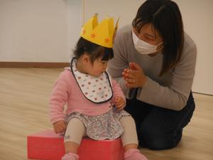 4人目の誕生児の紹介で、お子さんを見ながら拍手するママの様子