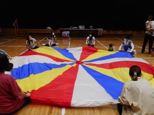 みんなで力を合わせてバルーンを広げている様子