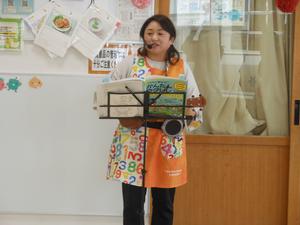 ウクレレ演奏をしている様子