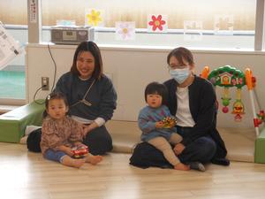 楽器を手に演奏の様子を見入っている様子