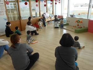 3月2回目の読み聞かせで、読み聞かせに集中しているみんなの様子