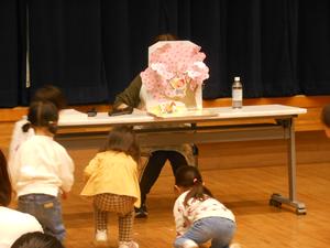 「はなさかじいさん」の仕掛け絵本の読み聞かせの様子