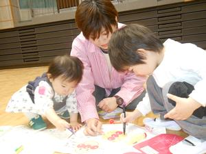親子3人でカードを作っている様子