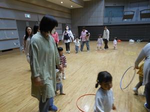 親子でフープ取りをしている様子