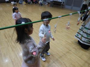 おせんべい競争の様子