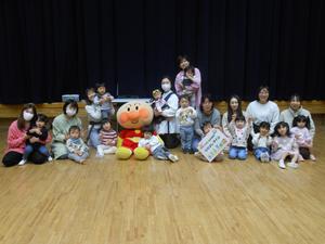 参加者とアンパンマン人形の集合写真