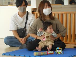 パパとママと来てくれた赤ちゃんの自己紹介の様子