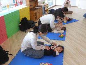 「やさいのうた」でふれあい遊びを楽しむ様子
