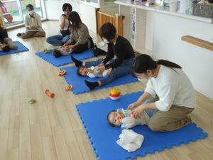 「パン屋さんにおかいもの」のふれあい遊びを楽しむ様子