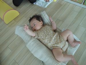 体重を量る男の子の写真