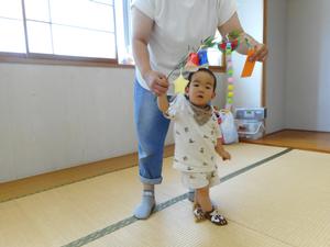 出来上がった七夕飾りをもってポーズをとっている様子