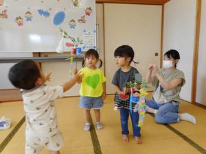 友だちと七夕飾りを見せ合っている様子