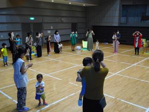 みんなで円になって盆踊りを踊っている様子